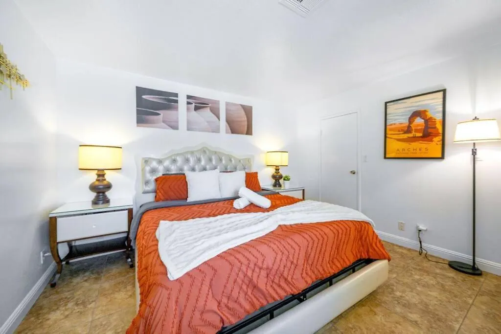 Hébergement de vacances Villa Pool House Near Chinatown Vegas Wifl-Sleeps 9 à Las Vegas États-Unis