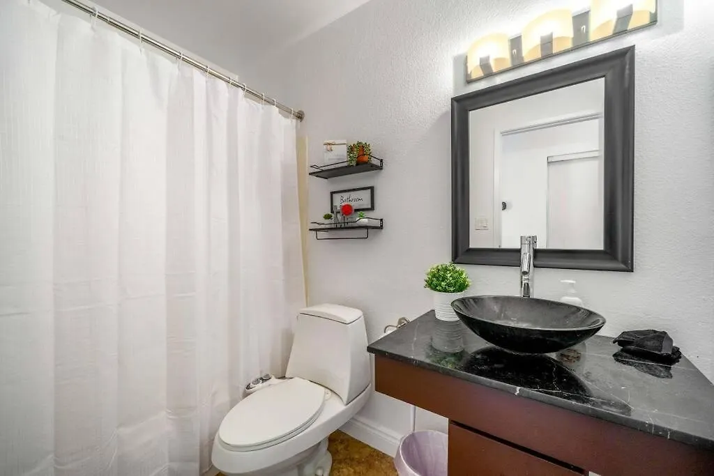 拉斯维加斯Pool House Near Chinatown Vegas Wifl-Sleeps 9别墅 美国