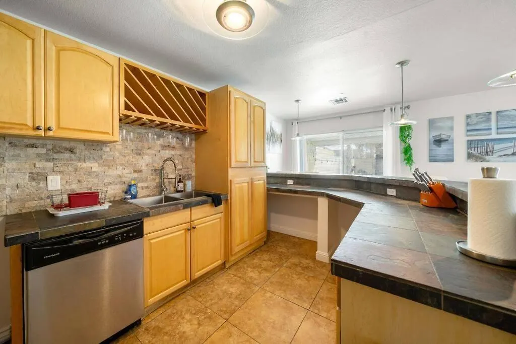 拉斯维加斯Pool House Near Chinatown Vegas Wifl-Sleeps 9别墅 美国