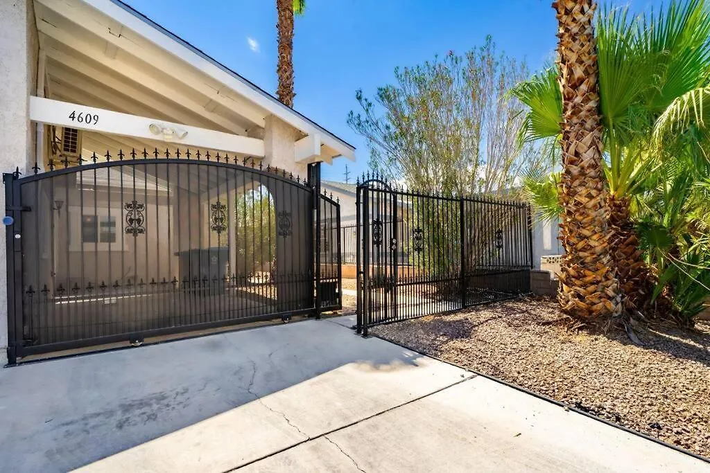 拉斯维加斯Pool House Near Chinatown Vegas Wifl-Sleeps 9别墅 0*, 拉斯维加斯